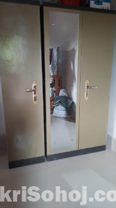 তিন পাল্লার স্টিলের আলমারি